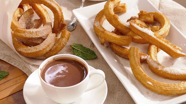 Waar komt de naam churros vandaan in Spanje?