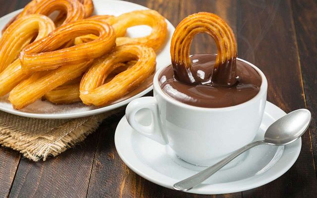 Waar komt de naam churros vandaan in Spanje?