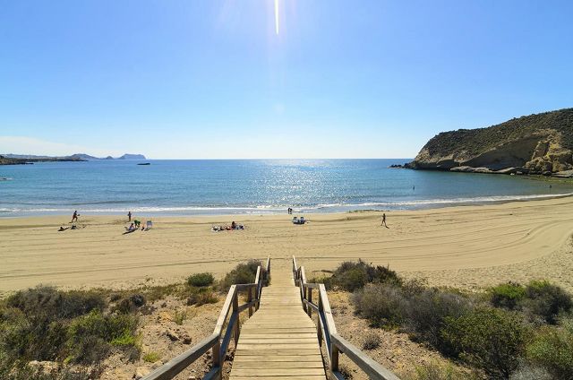 Schijnwerpers op de badplaats Aguilas, Costa Calida